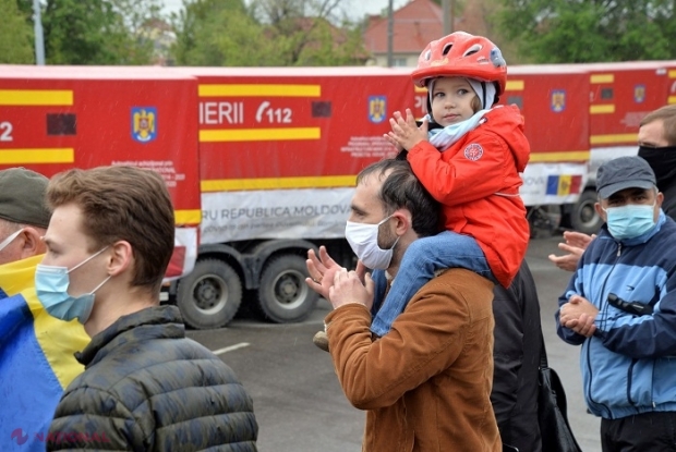 FOTO // Cele 20 de camioane pline cu echipamente și medicamente, donate de România, întâmpinate la Chișinău. Ministerul Apărării: „Vă mulțumim din suflet pentru ajutorul oferit cetățenilor Republicii Moldova!”