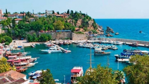 „Fiecare atentat la Istanbul scade prețurile în Antalya”. Ce oferte de necrezut au turcii