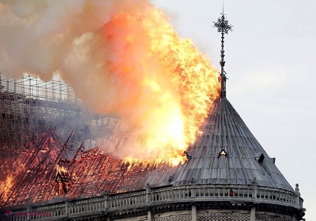 Incendiul devastator de la Notre-Dame, practic STINS. Structura monumentului, SALVATĂ: Președintele Macron promire RECONSTRUIREA catedralei