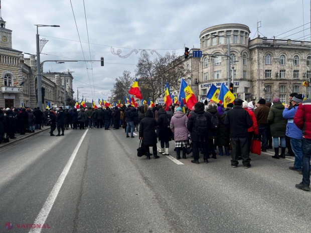 VIDEO // Protestatarii aduși de Partidul „Șor” în centrul capitalei au BLOCAT bulevardul Ștefan cel Mare, în preajma Primăriei Chișinău. Zeci de polițiști au creat un CORDON viu pentru a împiedica înaintarea manifestanților