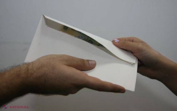 Încă un funcționar prins în flagrant cu mită