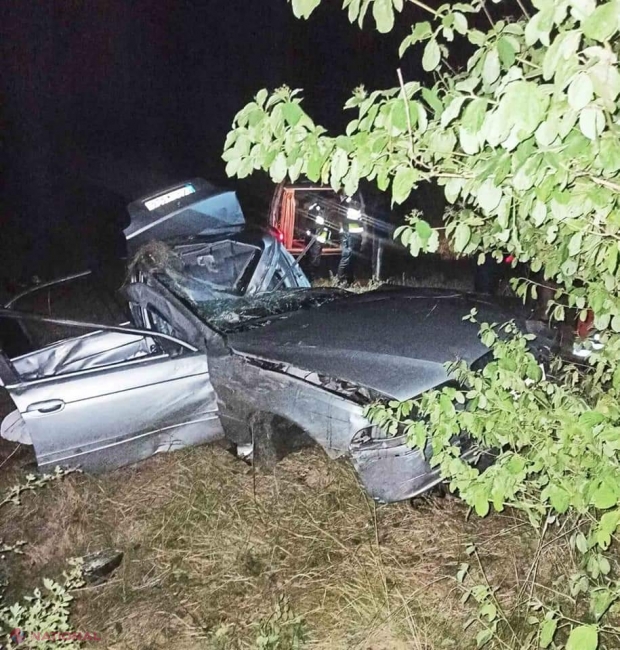 FOTO // Cu BMW-ul direct în copac, la Fălești: Şoferul de 21 de ani a decedat pe loc,  iar pasagerii lui au ajuns în stare gravă la spital 
