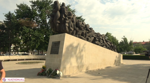 Ghimpu a venit să depună flori în memoria deportaților după Filip și Candu: „Mă bucur că și conducerea începe să recunoască durerea”