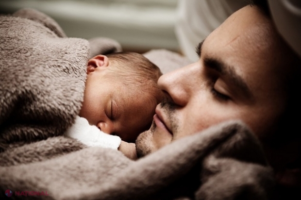 Guvernul vrea TAȚII din R. Moldova mai implicați în creșterea copiilor: Durata concediului paternal, majorată până la 12 luni, iar cel pentru îngrijirea copilului până la vârsta de trei ani - folosit de ambii părinți