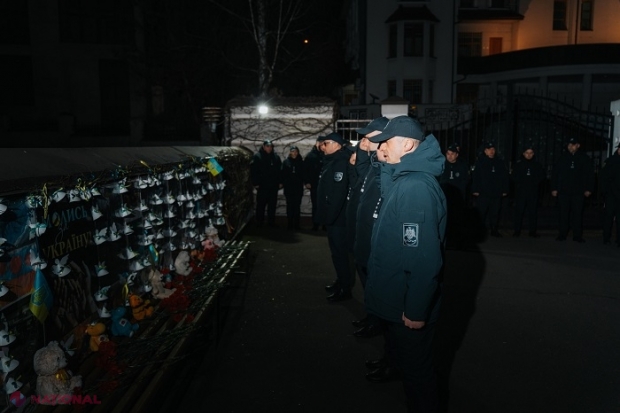 GEST // Angajații Poliției de Frontieră, în fața Ambasadei Ucrainei la Chișinău, la ora 4.45. Cu flori și lumânări exact în momentul în care acum un an Rusia ataca militar statul vecin: „Tragedia poporului ucrainean este și durerea noastră”