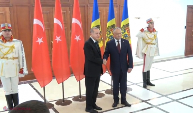 VIDEO // Preşedintele Recep Erdogan, întâmpinat cu mult fast la Preşedinţia R. Moldova: Covor roşu şi nici ţipenie de om
