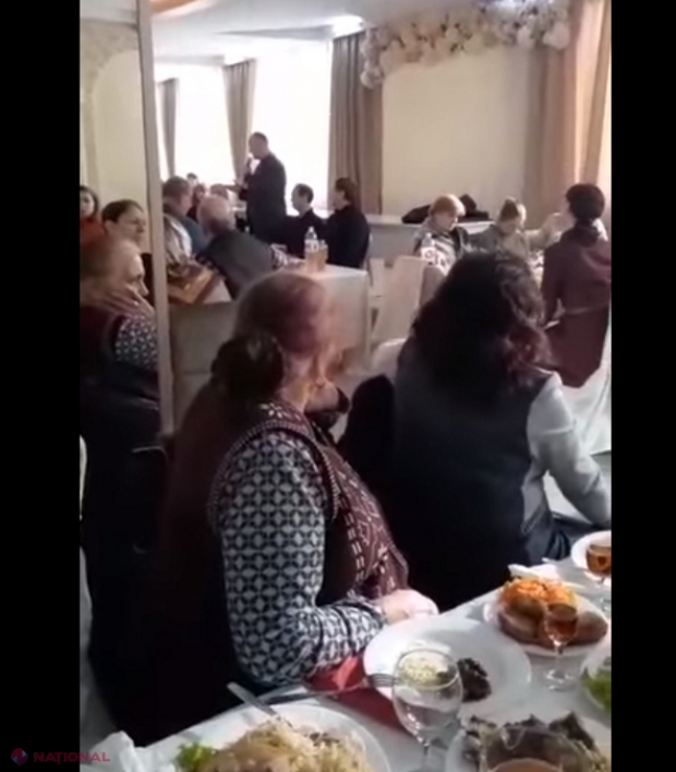 VIDEO // Dodon a strâns primarii din Găgăuzia la o „masă de sărbătoare” pe timp de pandemie și le-a promis să apere „neutralitatea noastră și prietenia cu Rusia”: „Ne liniștim, bem câte 50 de grame, strângem durerile în pumn și mergem mai departe”