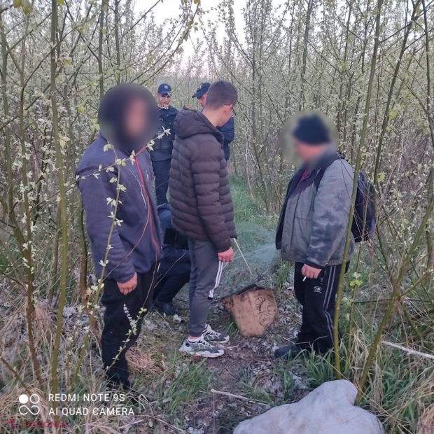 FOTO // Pescuit ILEGAL în ziua de Paște. Braconierii au fost prinși cu 41 de kg de pește, iar acum riscă sancțiuni pentru încălcarea regimului zonei de frontieră, dar și pentru pescuitul în perioada de prohibiție