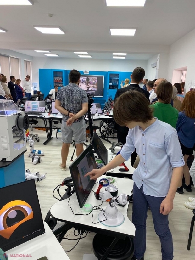 PRIMUL SmartLab din R. Moldova, inaugurat la Liceul „Hyperion” din Durlești de către o asociație din România: Investiție de 90 000 de euro și lecții cu roboți multifuncționali, stilouri 3D sau echipamente VR/AR