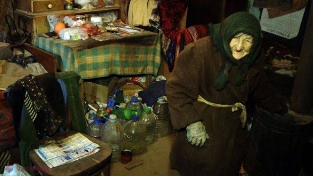 FOTO // Această bătrânică este milionară, dar trăiește ca un pustnic într-o colibă. Banii nu-i aduc fericirea