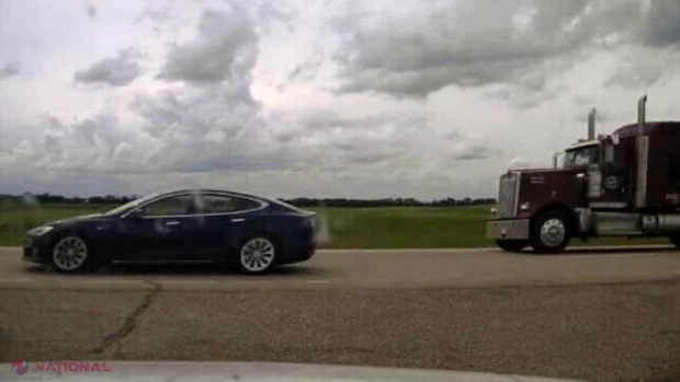 Șofer la volanul unei Tesla, surprins în timp ce DOARME la volan, deși merge cu 150 km/h
