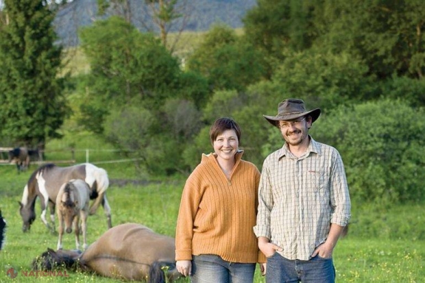 SENZAȚIONAL! Un cuplu rupt de CIVILIZAȚIE trăiește ca în RAI în Carpați