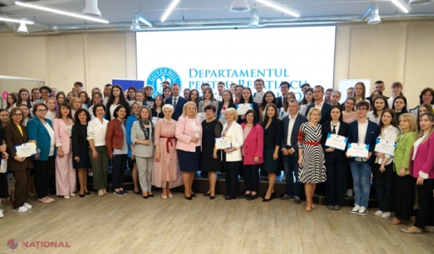 Circa 80 de liceeni olimpici din Republica Moldova la disciplinele Limba și literatura română și Istoria românilor, premiați de DRRM al treilea an consecutiv! Adrian Dupu: „Prin cunoașterea acestor domenii, tinerii își întăresc rădăcinile culturale”