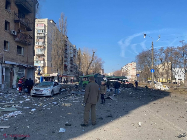 VIDEO // Momentul în care o RACHETĂ rusească lovește în mijlocul unei străzi din Kiev, în timp ce oamenii circulă pe drum și trotuar