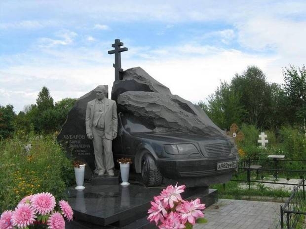GALERIE FOTO // Un fotograf surprinde pietrele funerare fascinante ale mafioţilor ruşi