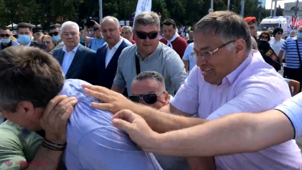 VIDEO // Altercații în centrul Chișinăului între reprezentanții AUR și cei ai Blocului „Comuniștilor și Socialiștilor”. Dorin Chirtoacă s-a REPEZIT cu putere spre Dodon și Voronin, însă a fost imobilizat de BODYGUARZI