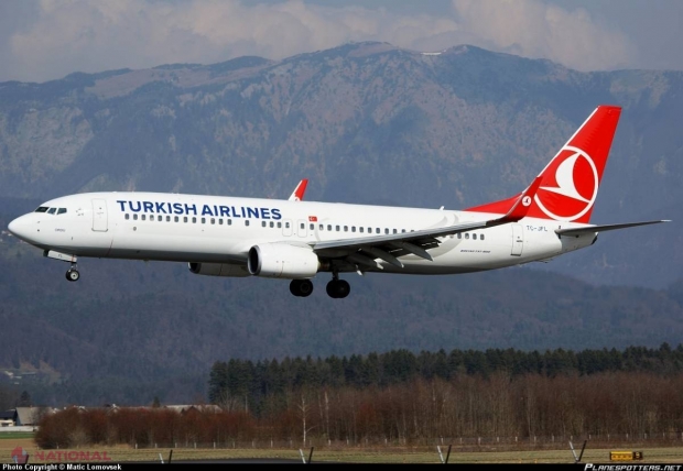 VIDEO, FOTO // Un Boeing 737-800, cu 125 de pasageri la bord, A LOVIT o pasăre. Cum arată zona de IMPACT