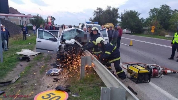 FOTO // Un parapet de pe marginea drumului a STRĂPUNS o mașină, în apropiere de Telenești: Șoferul, internat la spital
