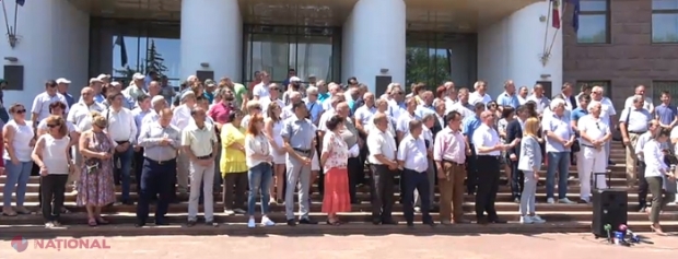 Moment EMOȚIONANT în fața Parlamentului. Aleșii locali au scandat: „Trăiască, trăiască, trăiască și-nflorească, Moldova, Ardealul și Țara Românească”, în momentul în care o delegație din România intra în Legislativ