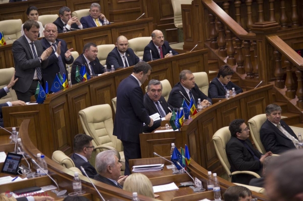 REPORTAJ FOTO // Tensiunile de astăzi de la Parlament