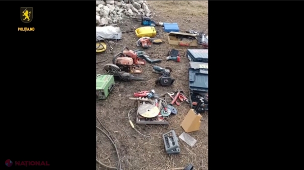 VIDEO // A comis mai multe FURTURI, iar pentru a șterge urmele a ÎNGROPAT obiectele sustrase. Polițiștii au depistat în gospodăria hoțului „prada” - instrumente electrice, unelte, covoare, seturi de veselă și mai multe bunuri de uz casnic