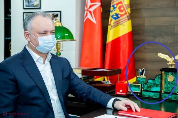 DOC // CADOURI pentru DODON: Poză înrămată cu Putin, seturi de „sticle mici cu băutură tare”, mingi, icoane, tacuri de biliard sau ochelari. Cu ce „atenții” a plecat Dodon de la Președinție și care e povestea adevărată a renumitului set de pe birou