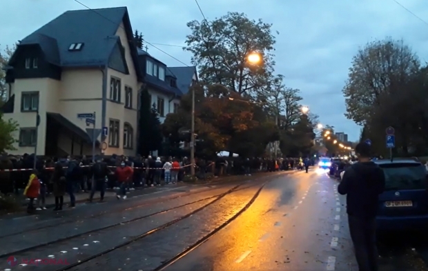 VIDEO // Oamenii ÎNGHEAȚĂ și acum la secția de votare din Frankfurt: „Cer VOTUL prin CORESPONDENȚĂ! Actul de votare nu este un act vitejesc, ci un drept constitutional! Să nu ne trezim peste patru ani în aceeași situație”