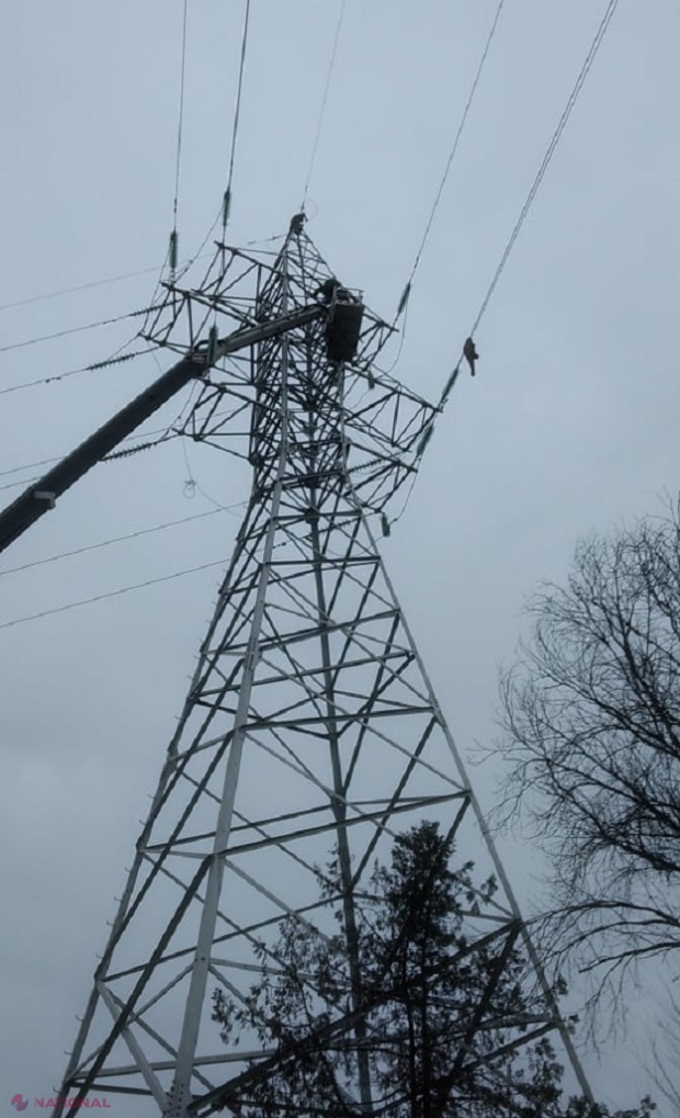 Un bărbat cu devieri psihice a lăsat peste 20 de mii de locuitori ai Chișinăului FĂRĂ energie electrică: A urcat pe un stâlp de înaltă tensiune și nu vrea să coboare