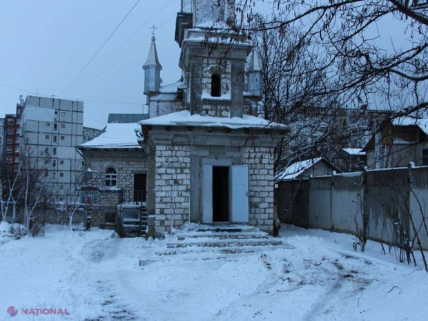 VIDEO // Un tânăr a intrat într-o biserică din Chișinău și a furat cutia pentru donații: Cu câți bani s-a pricopsit