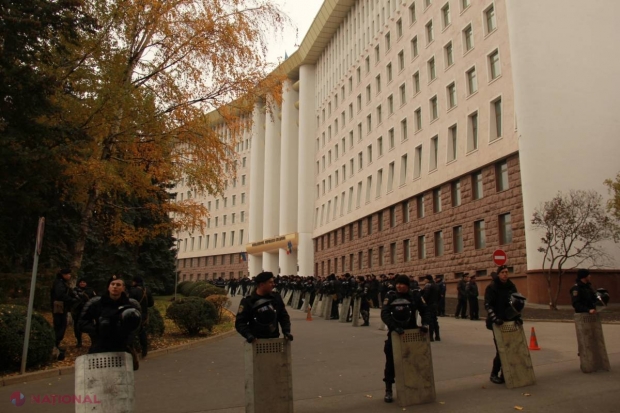 FOTO // Măsuri SPORITE de securitate astăzi la Guvern și Parlament: Sute de polițiști echipați și mașini ale pompierilor