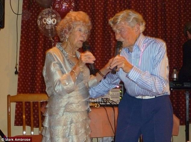 Un bărbat de 91 de ani a găsit reţeta tinereţii fără bătrâneţe. Deşi este scârboasă, ai încerca-o? 