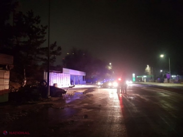 Cu VITEZĂ EXCESIVĂ, noaptea, prin Chișinău: Un „BMW” s-a tamponat într-un stâlp electric de pe șoseaua Muncești, iar pasagerul de 33 de ani a decedat