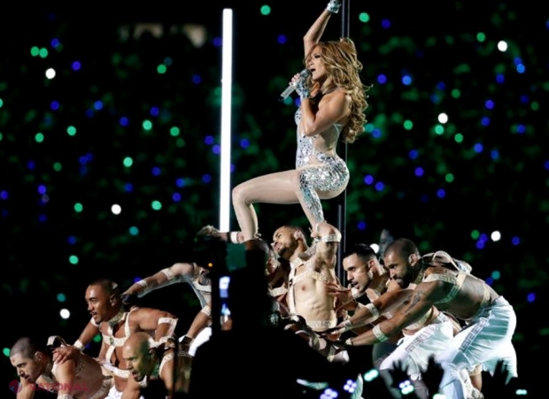 VIDEO // Jennifer Lopez și Shakira, spectacol INCENDIAR în pauza de la Super Bowl
