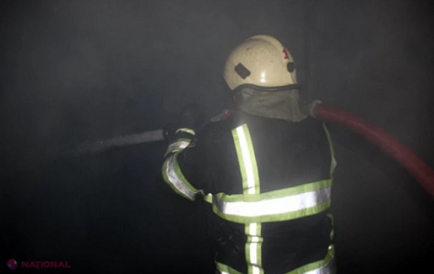Trei cadavre carbonizate, depistate într-un apartament din Chișinău de către pompierii veniți să stingă un incendiu