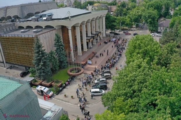 GALERIE FOTO // Peste 1 000 de persoane, imunizate în prima jumătate a zilei la Maratonul Vaccinării de la Palatul Republicii: Oamenii își așteaptă rândul stând la o coadă kilometrică