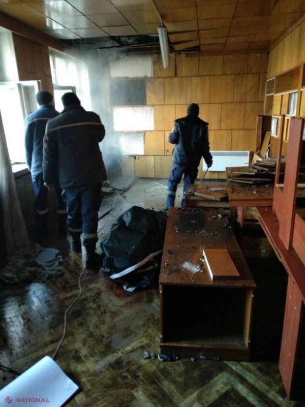 UPDATE, FOTO // Sediul PD din Glodeni, cuprins de FLĂCĂRI. INCENDIERE intenționată?