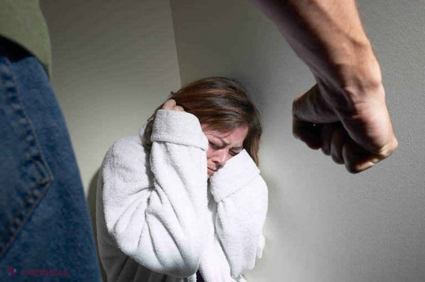 Bătută CRUNT de concubin, iar ulterior OBLIGATĂ să dea 13 000 de lei pentru OPERAȚIE. Procurorii au reținut chirurgul „binefăcător” în flagrant delict