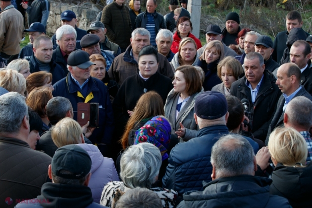 FOTO // Maia Sandu, alături de locuitorii din Naslavcea: „Oamenii au fost nevoiți să treacă prin clipe GROAZNICE”. Resturile RACHETEI rusești au provocat stricăciuni de circa 70 000 de lei localnicilor