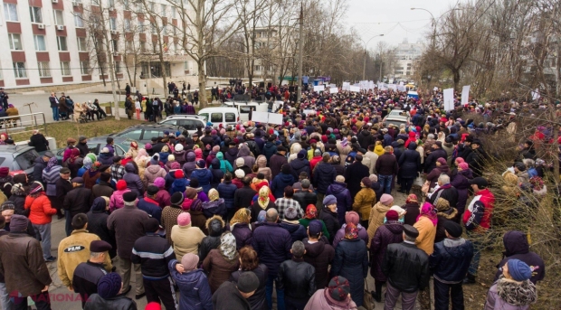 FOTO // Peste 10 mii de persoane PROTESTEAZĂ la Curtea de Apel Chișinău împotriva excluderii candidatului Partidului „ȘOR” din cursa electorală de la Hâncești: „E un abuz din partea guvernării dodoniste”