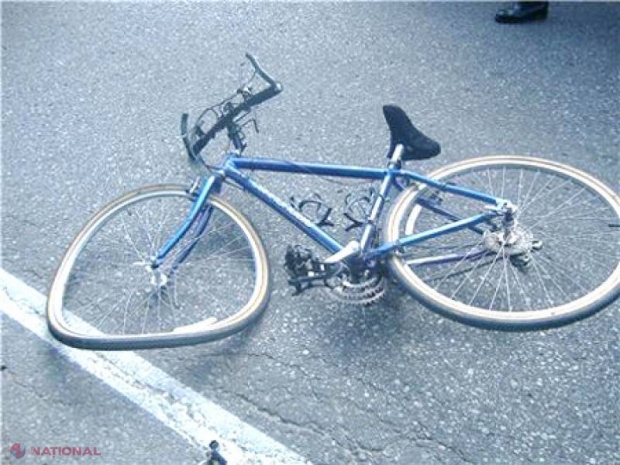  TRAGEDIE la Durlești. A murit după ce s-a izbit cu bicicleta în stâlp 