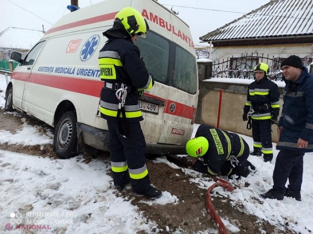 O ambulanță care ducea o bătrână de 98 de ani la spital a derapat de pe traseu din cauza ninsorii