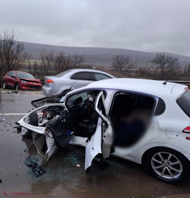 FOTO // Tragedie pe traseul Chișinău-Ungheni: O femeie a decedat, iar trei persoane au fost transportate la spital, după ce două mașini s-au tamponat frontal