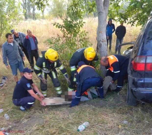 A derapat de pe traseu și s-a tamponat într-un copac, la Țânțăreni: Șoferul transportat cu răni grave la spital