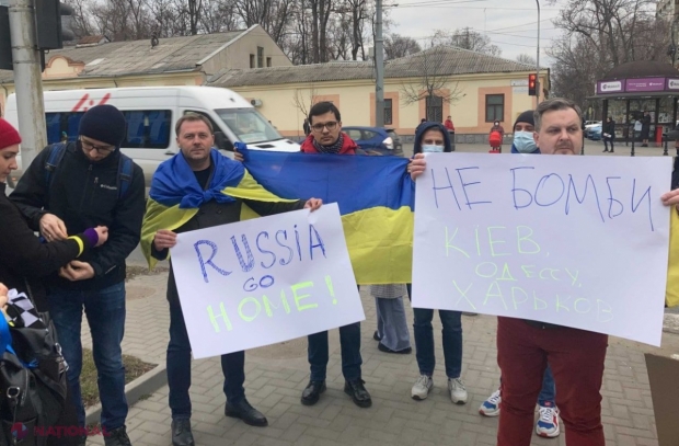 FOTO // Câțiva tineri PROTESTEAZĂ în fața Ambasadei Federației Ruse la Chișinău. Putin a fost prezentat într-o ipostază de DEMENT