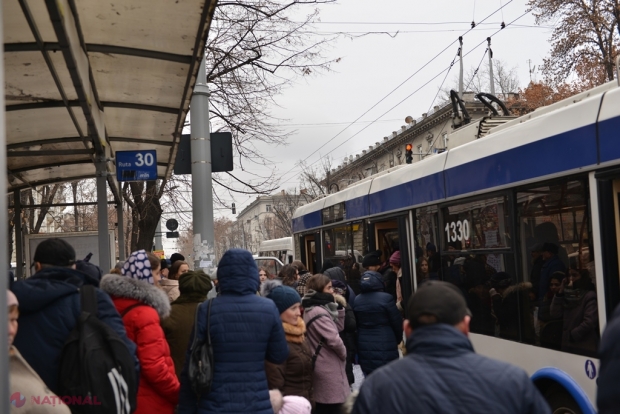 EXPERIMENT // Primele patru panouri ELECTRONICE de așteptare în stații, instalate în Chișinău