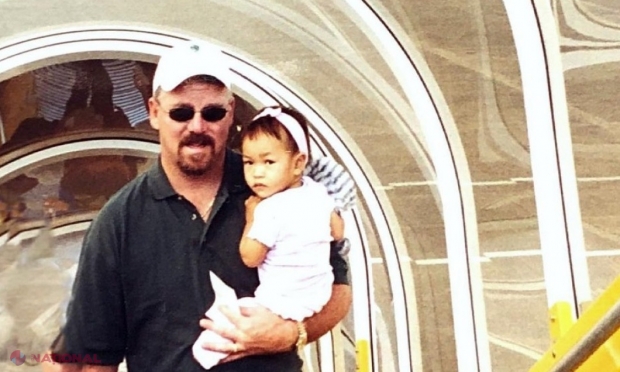 Avea 14 luni când părinţii săi au legat o bombă de ea şi s-au aruncat toţi trei în aer. Cum a supraviețuit