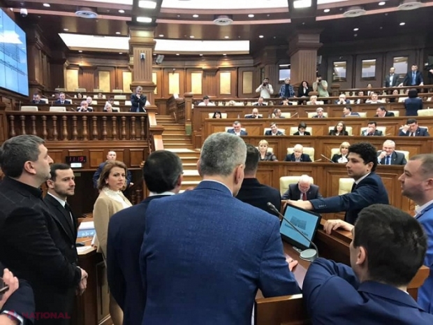 VIDEO, LIVE TEXT // Ședința cu SCANDAL de la Parlament s-a încheiat fără să mai înceapă. Deputații din opoziție au BLOCAT tribuna Legislativului: „Jos Ciocoi!”; „Rușine!”