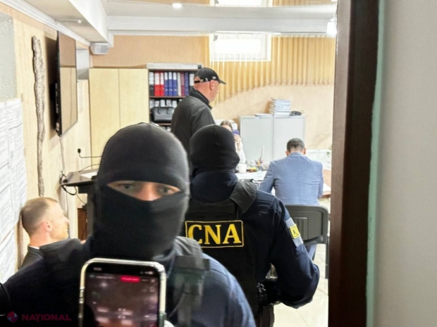 VIDEO // CNA a descins la sediul Consiliului Electoral Central din UTA Găgăuzia, în dosarul coruperii alegătorilor. Angajații instituției, atitudine SFIDĂTOARE față de oamenii legii