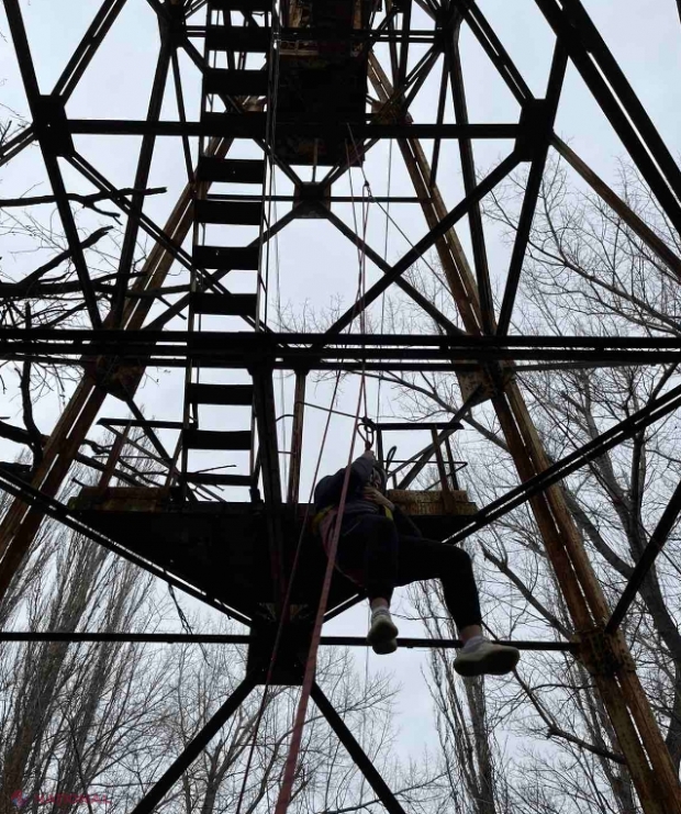 VIDEO // Chișinău: Ca să se protejeze de o haită de câini, un bărbat a urcat pe un pilon electric. A avut nevoie de salvatori pentru a coborî