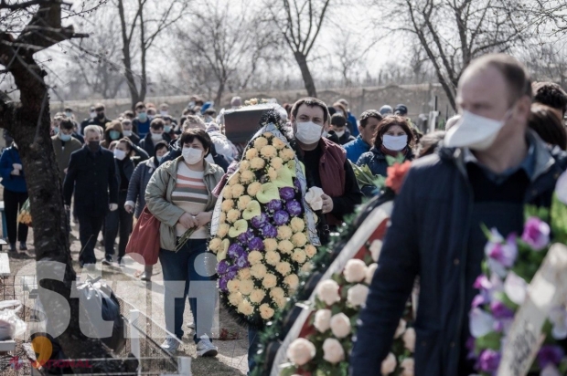 GALERIE FOTO // Regretatul interpret al trupei „7 klase” a fost ÎNMORMÂNTAT astăzi. Zeci de rude și admiratori au venit să-l conducă pe ultimul drum pe Cătalin Caragea